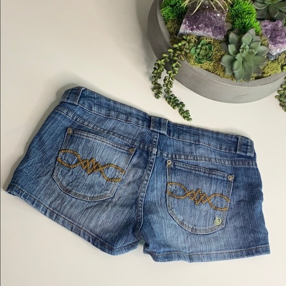 Rocks & Indigo Denim Juniors 9 Embroidered Shorts - Picture 2 of 7